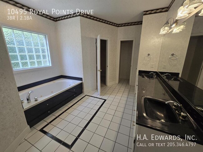 Building Photo - 10495 Royal Points Dr