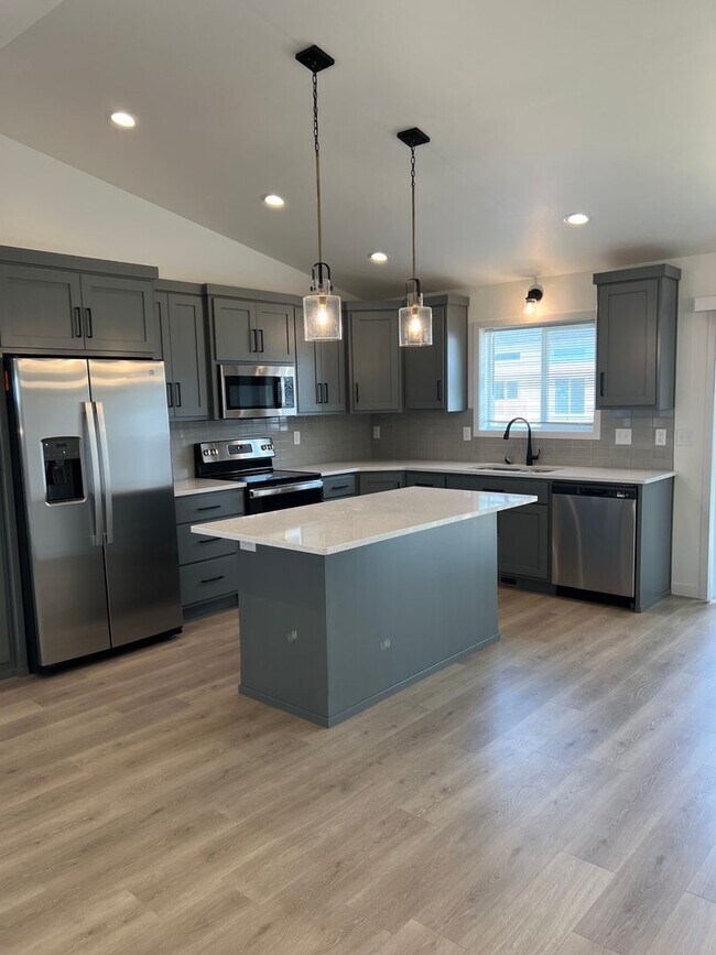 Building Photo - 4 Bed 3 Bath Single Family Home