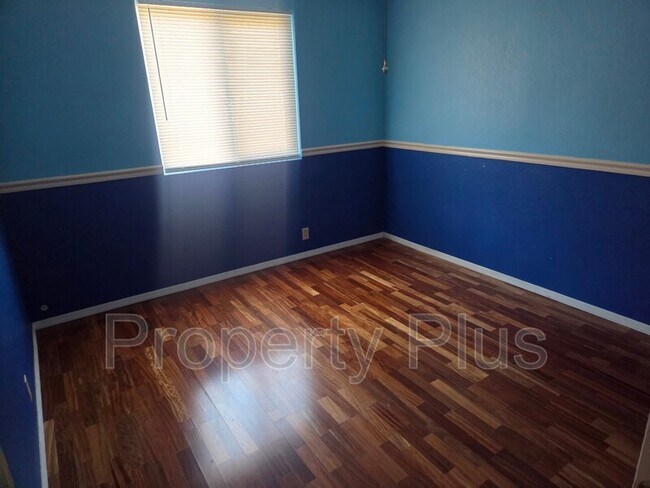 Building Photo - 3009 E Utopia Rd