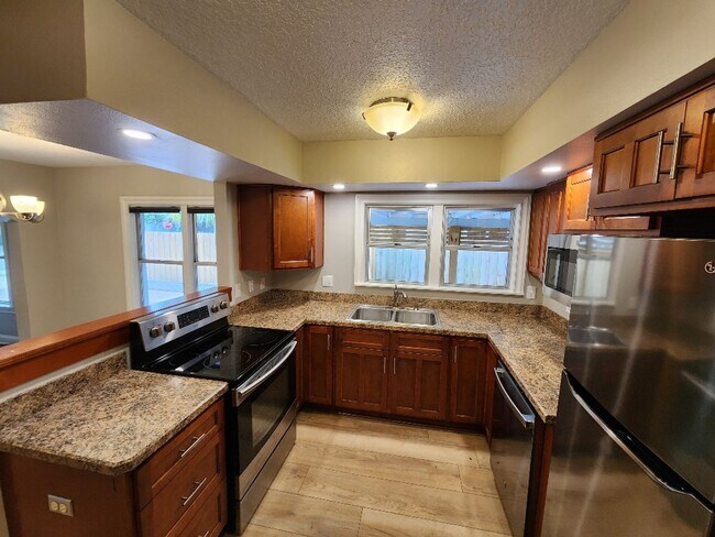Building Photo - Lovely 3 Bedroom 1 Bath Home