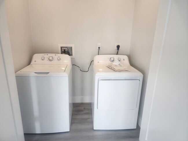 Building Photo - 2 BLOCKS FROM BEACHMONT TRAIN STATION CALL FOR COST DETAILS