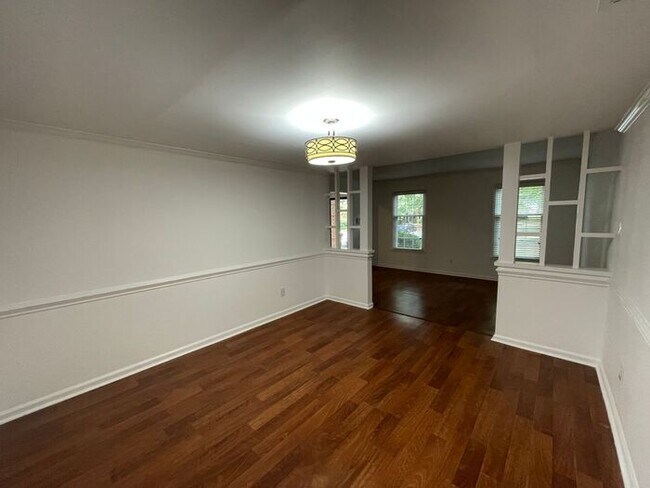 Building Photo - Beautiful 3-bedroom, 2.5 bath townhome in the highly desirable Governors Square subdivision.