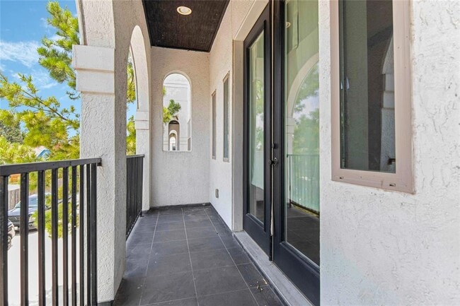 Building Photo - 611 Mazal Ln