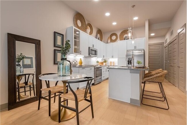 Building Photo - 3329 Oak Grove Ave