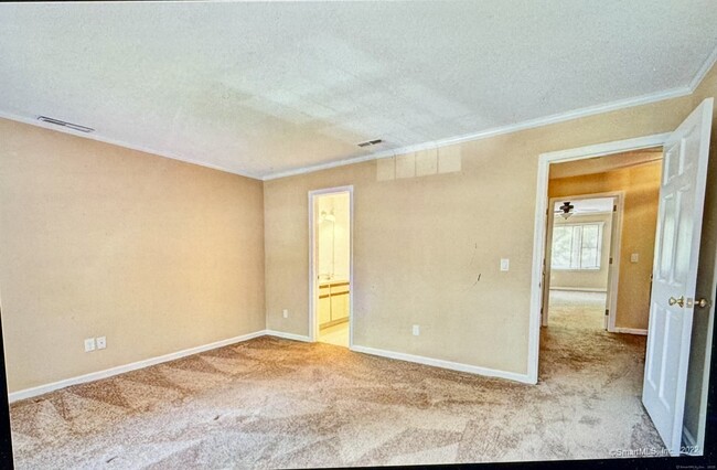 Building Photo - 136 Tunxis Village