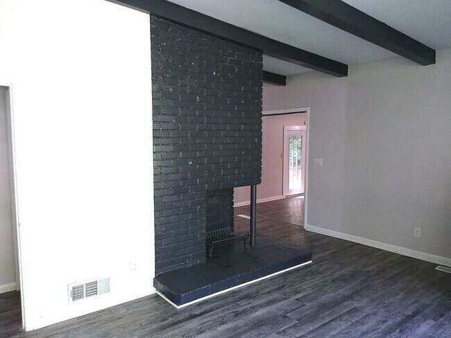 Building Photo - 3 bedroom 1.5 bath in East Point, GA