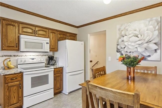 Building Photo - Charming 3-bedroom, 2-bathroom home located in the heart of Woodbury