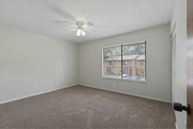 Building Photo - Southfork Oaks Condo
