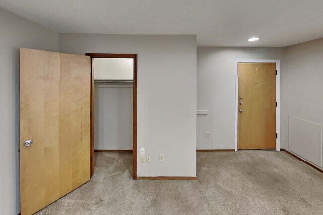 Building Photo - 120 E 13th Ave