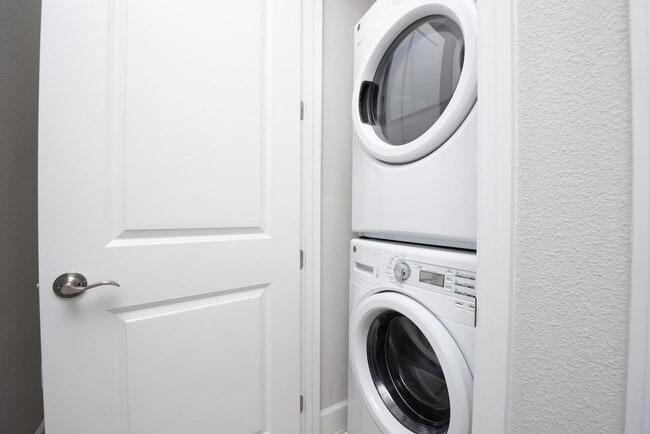 Building Photo - Modern 2 bedroom, 2 bath Townhouse with Bonus Room in the Laureate Park Community of Lake Nona.