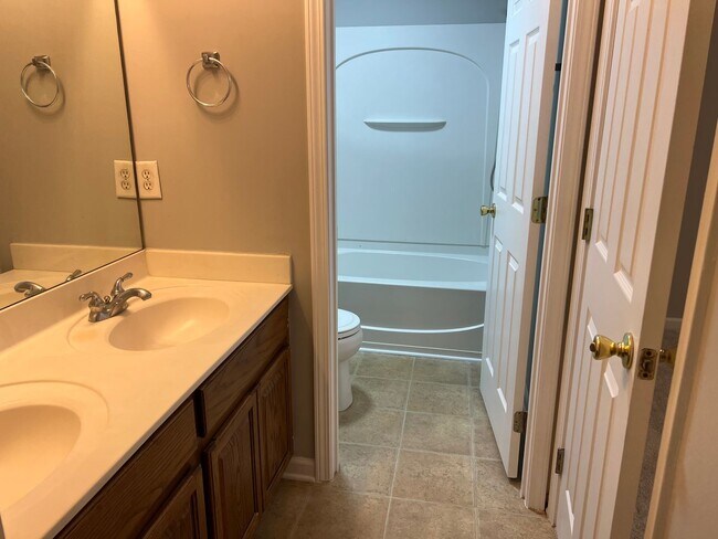 Building Photo - Lovely Bluffton Park House