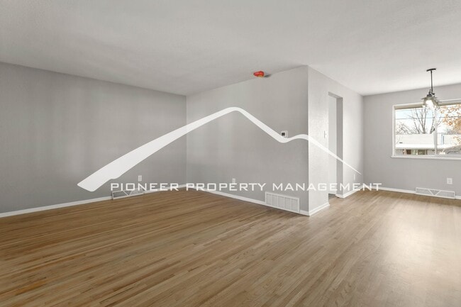Building Photo - Gorgeous Home with Washer/Dryer and Fenced Yard