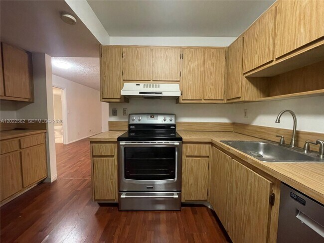 Building Photo - 303 Gardens Dr