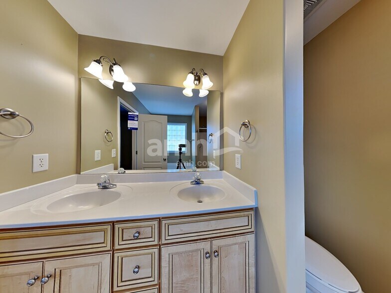 Building Photo - 1067 S Willhaven Dr