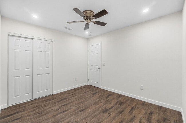 Building Photo - Up to $1400 off 1st month!! Vista - 3 bed/...