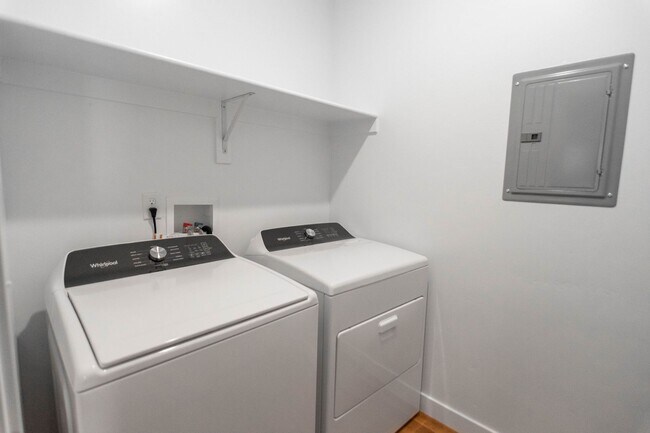 Building Photo - Spacious 3-Bed Dupont Model in Vista View:...