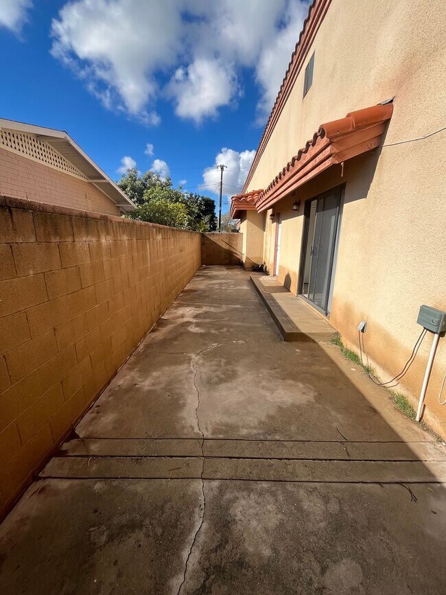 Building Photo - 248 E 5th St