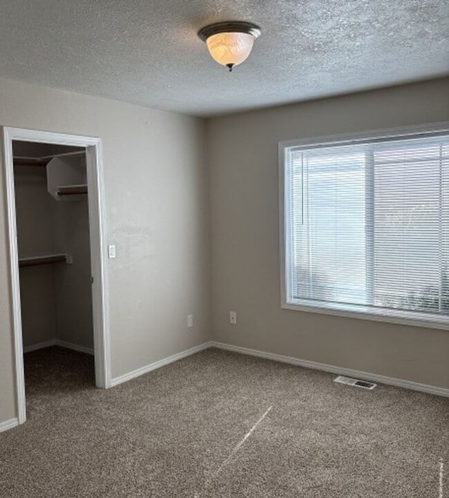 Building Photo - 3Bd/2Ba Single Story Home - Available to V...
