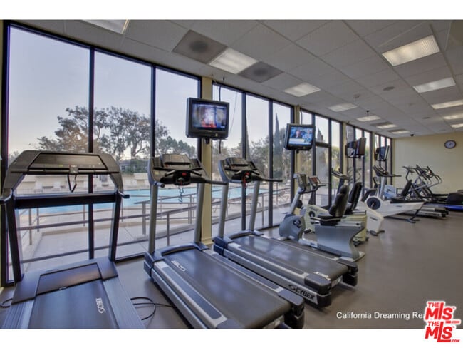 Building Photo - 2170 Century Pk E