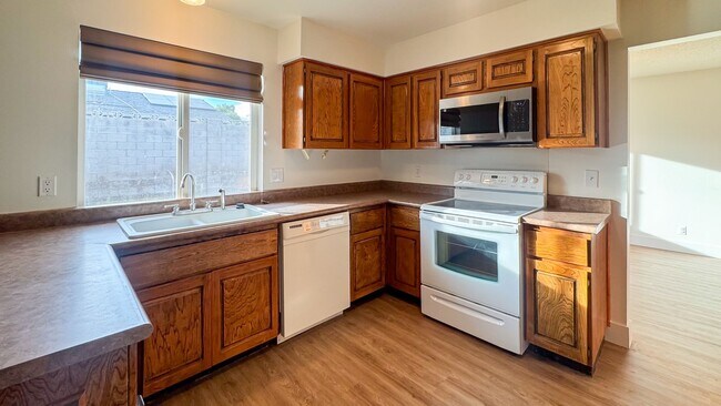 Building Photo - Move-In Ready 3-Bedroom with Pool / Lawn and Pool Service Included!