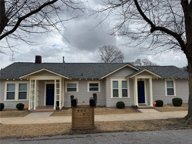 Primary Photo - 866 Custer St