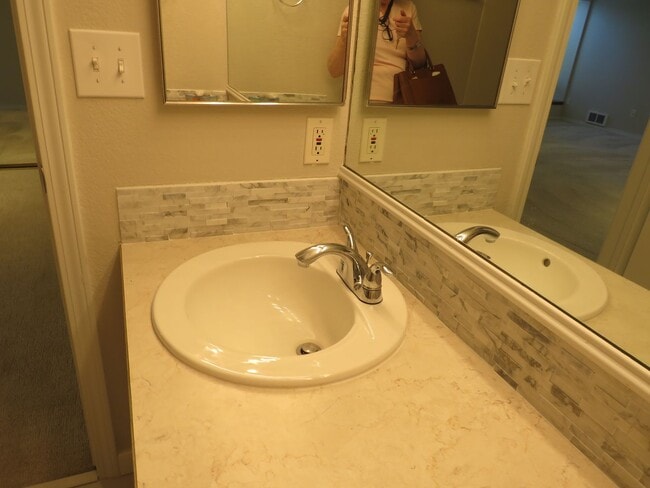 Building Photo - Redmond Downtown Charming 530 sf Studio $ 1695.00 includes parking