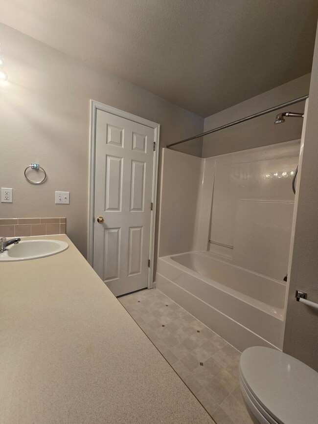 Building Photo - Wonderful Townhome