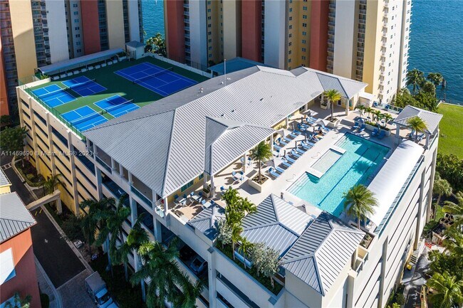 Building Photo - 2650 Lake Shore Dr