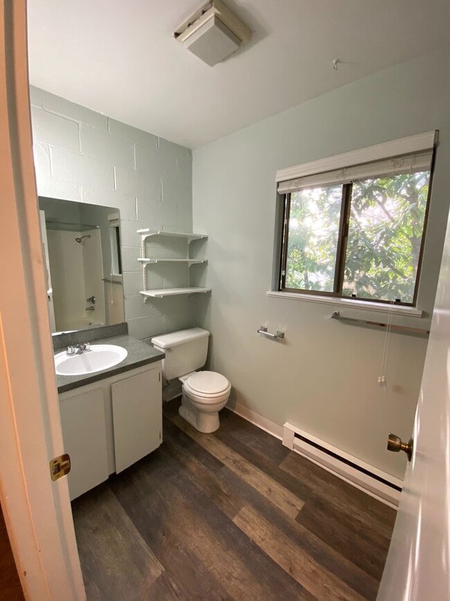 Building Photo - Large, Updated 2 Bedroom, 1.5 bath Townouse in Lovely Multnomah Village