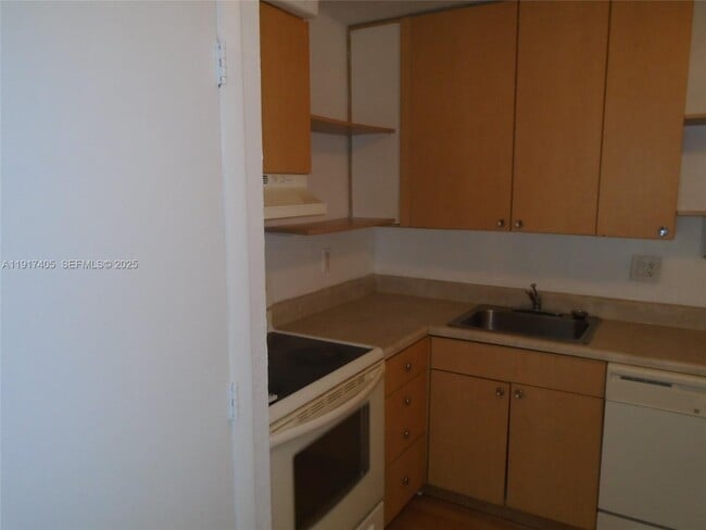 Building Photo - 4174 Inverrary Dr