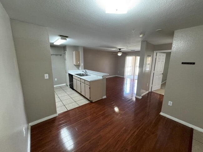 Building Photo - 5455 Vineland Rd
