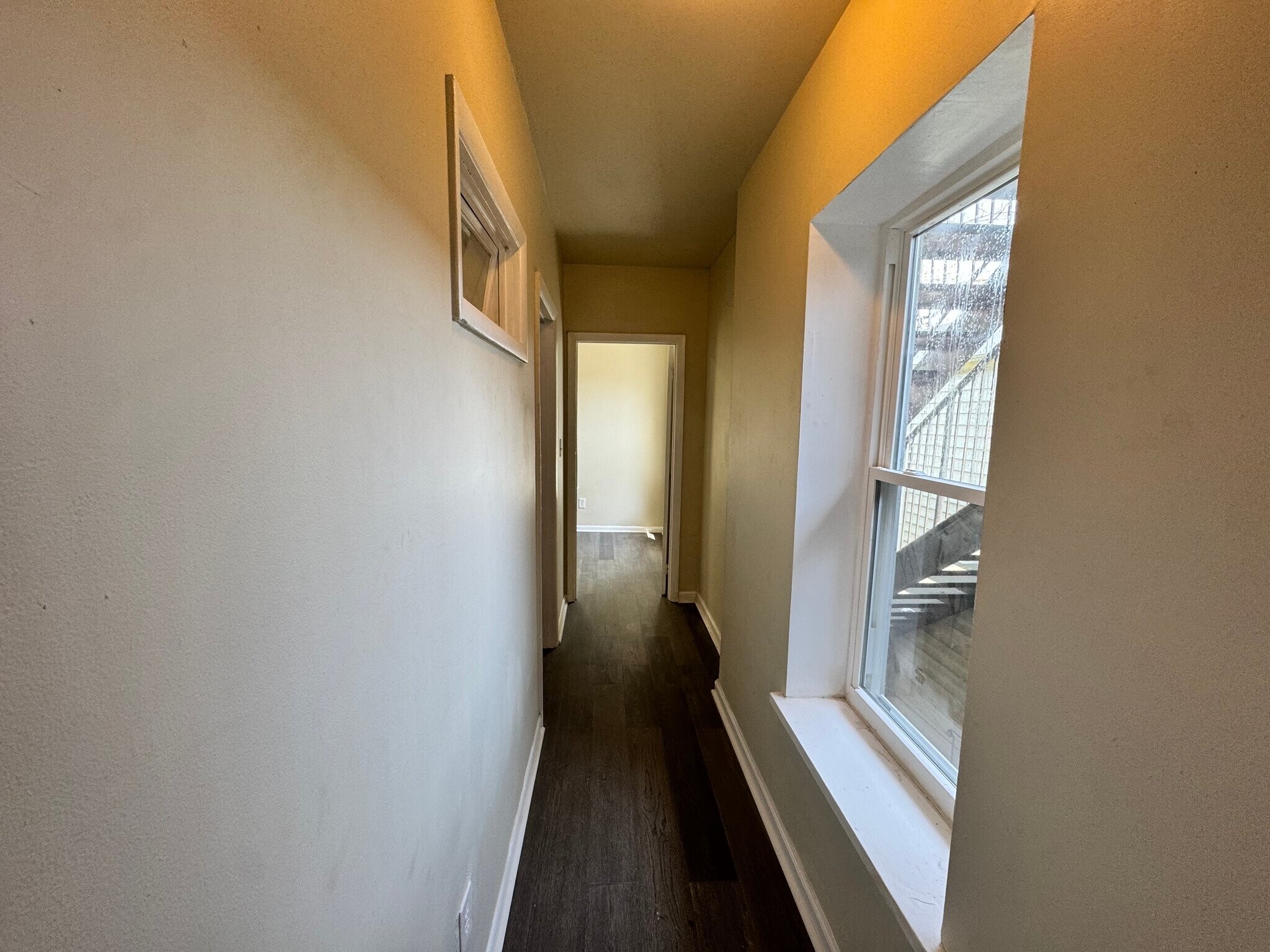 Building Photo - 1105 W 4th St