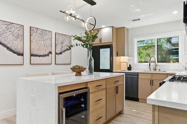 Building Photo - Refined Redwood City Living: Exquisitely R...
