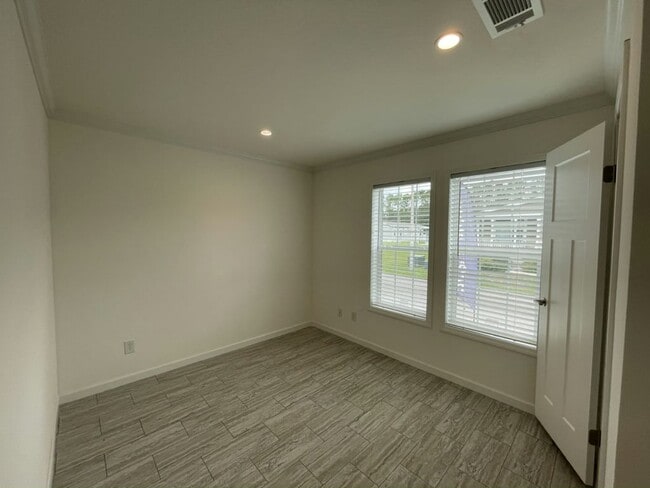 Building Photo - 34604 Ballyhoo Dr