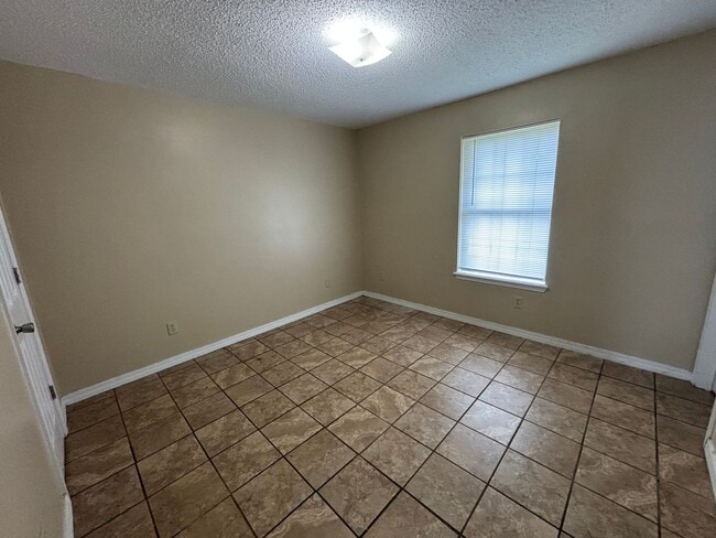 Building Photo - This 3-bedroom, 1.5-bath home in Russellville, AR