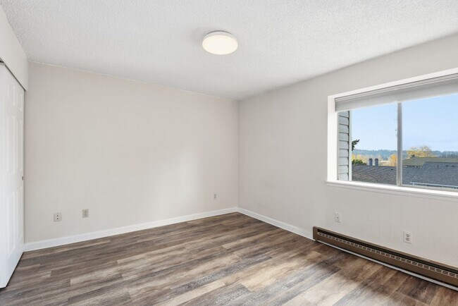 Building Photo - 2Bd/1.5Ba Bellevue Townhouse