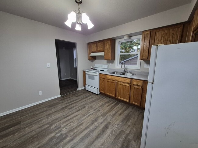 Building Photo - 3 Bedroom home with shed on corner lot ava...