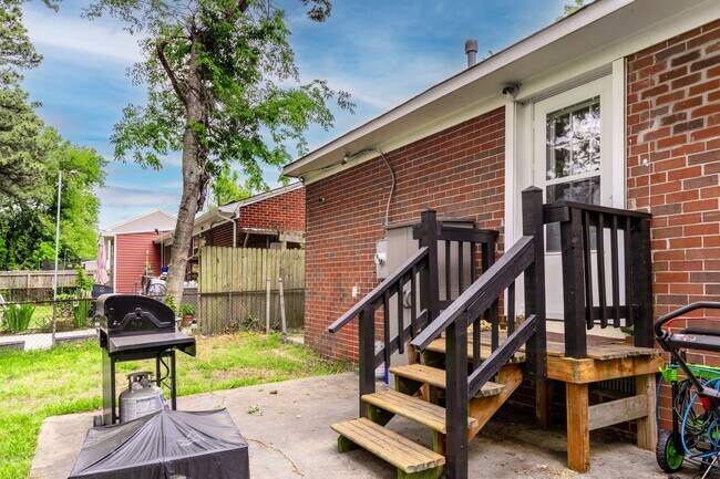 Building Photo - Charming 3-Bedroom Coastal Home in the Hea...