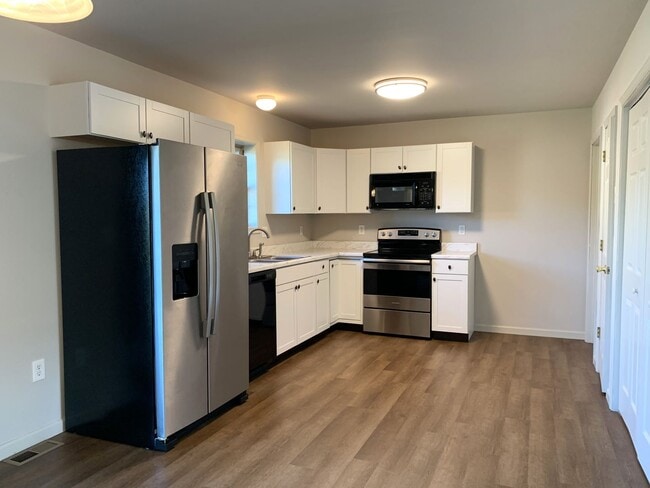 Building Photo - Make This Beautiful 3-Bedroom Townhouse Yo...