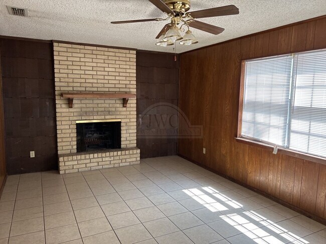 Building Photo - 2404 Carnation Dr