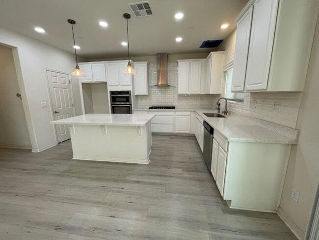 Building Photo - Gorgeous 4 Bed Located in Great Gated Community