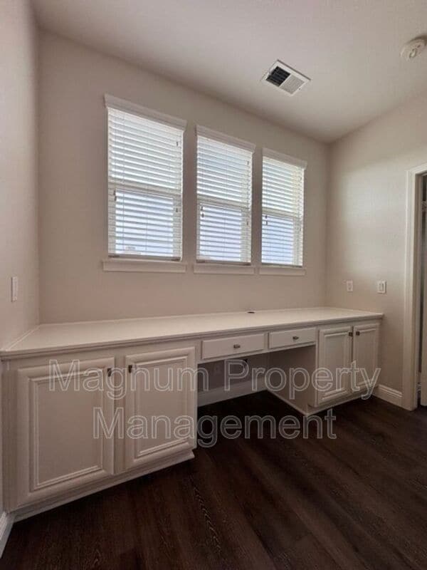 Building Photo - 34333 Northhaven Dr