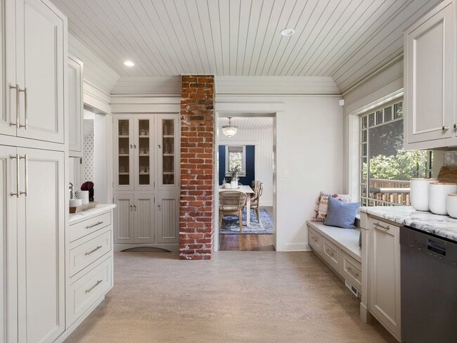 Building Photo - Gorgeous Victorian Home Ready to Rent! Hug...