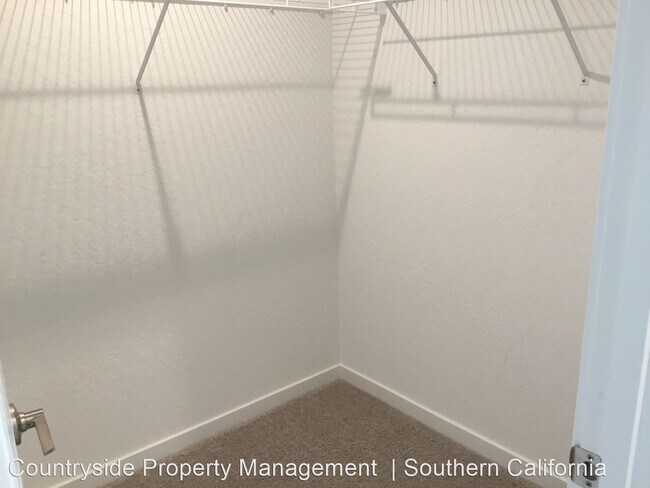 Building Photo - 4 br, 2.5 bath House - 3942 Wrenwood Avenue