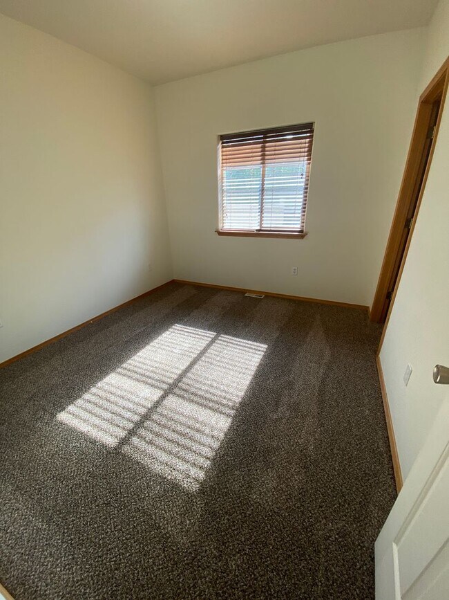 Building Photo - April Rent FREE - Triple Car Garage