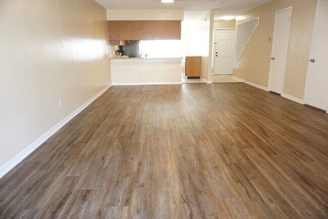 Building Photo - 3/2.5 Townhome on Westside