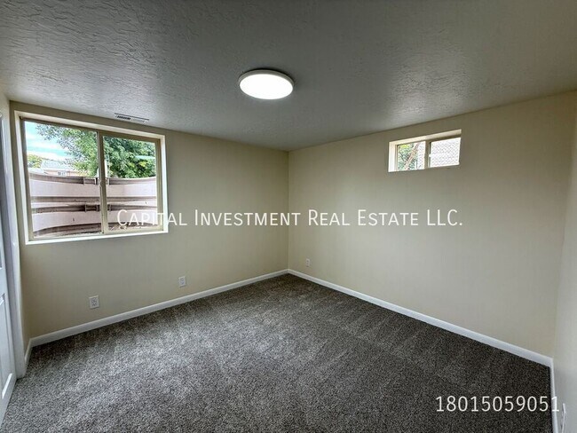Building Photo - 1047 E 5235 S