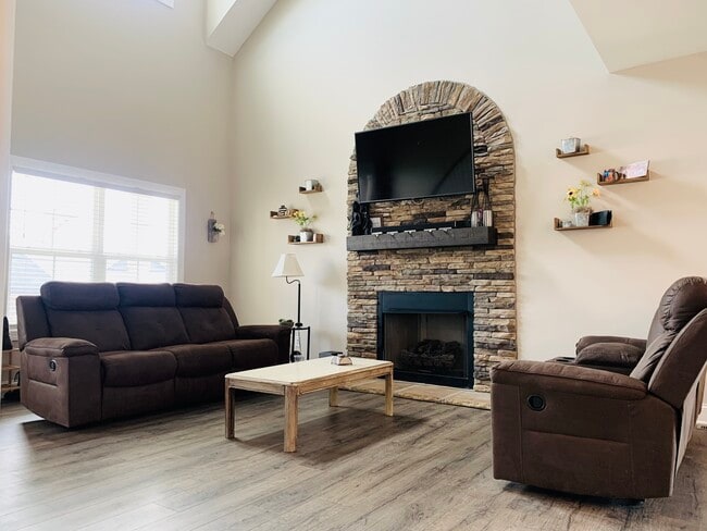 Building Photo - 502 Latham Ct
