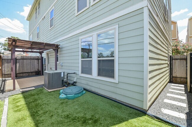 Building Photo - 3307 Home Point Dr