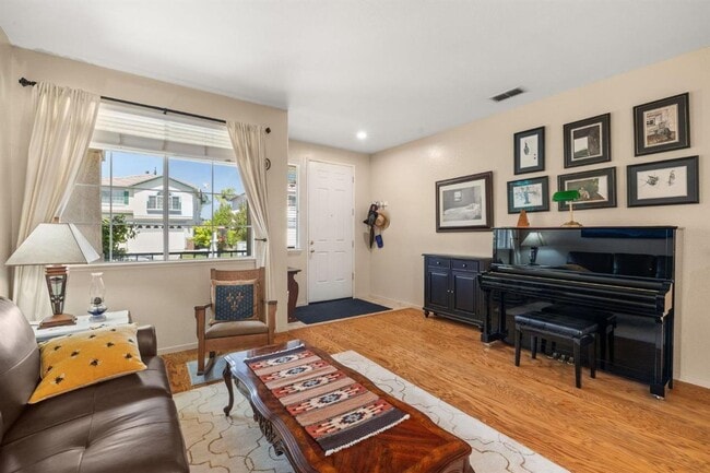 Building Photo - Adorable 3 bedroom 2 bath home